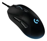 Mouse Logitech G403 HERO apoiado no mousepad de uma mesa de jogos, ao lado do teclado