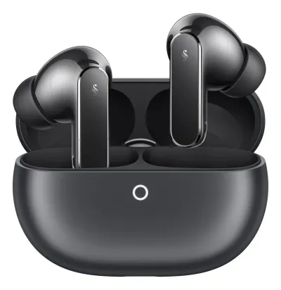 Fone Huawei FreeBuds Pro 5 no ouvido de quem trabalha em frente ao monitor, com o estojo aberto sobre a mesa